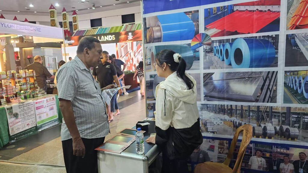 Hengze Steel at Sri Lanka Expo 2025 4 Answering audience inquiries